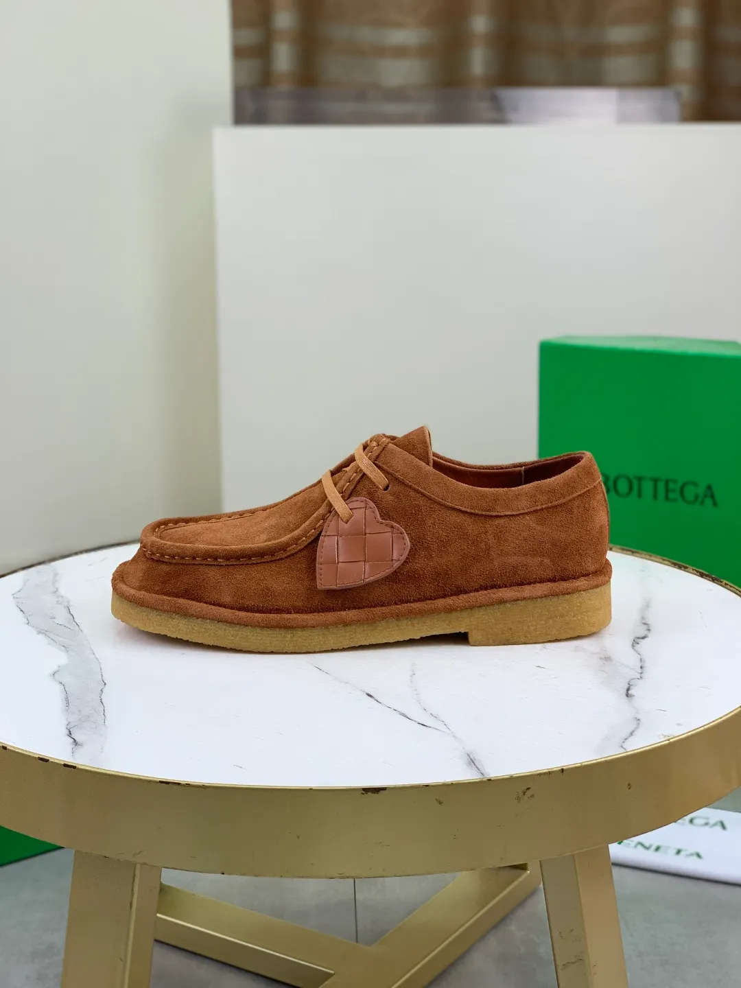 Men's men's shoes 💰P740 New model 💰 Top quality (beef tendon outsole series) 💎💎💎 BOTTEGA VENETA official website synchronizes the latest model, top version of the market's highest version of BV business leather shoes, accept material comparison, shoe type comparison, process comparison, practical and texture, versatile, suitable for any occasion, the more you look at it, the more flavorful it becomes. Pure hand-woven craftsmanship - upper material, imported original hand-woven calfskin - high-quality water-dyed sheepskin lining - original private model customized beef tendon outsole -Size: female 35-39 (34 40 customized) male 39-44 (38 45 customized) Comes with original BV green box, complete packaging.